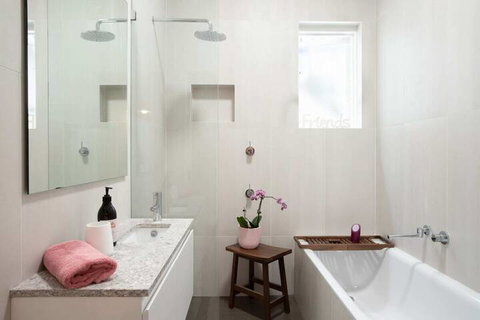 Garden Style Apartment In Prime Location - Tourism Bookings 4