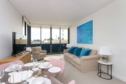 Large Modern 2 Bedroom Apartment Near Lake Claremont - Events Australia 0