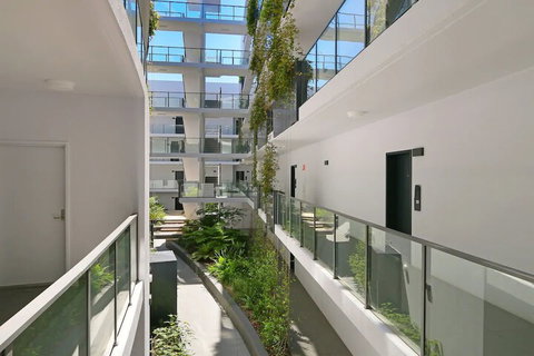 Large Modern 2 Bedroom Apartment Near Lake Claremont - Events Australia 4