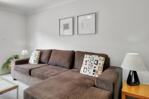 Airtrip Apartment On Russell St - Events Australia 4