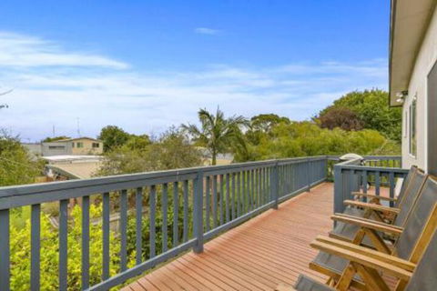 THE BEACH HIVE PET FRIENDLY (OUTSIDE ONLY) INLET SIDE - Tourism Bookings 0