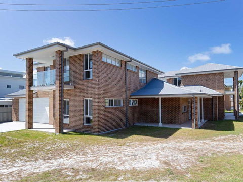 5 Bent Street Huge House With Foxtel & Aircon - Tourism Bookings 1