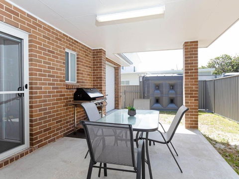 5 Bent Street Huge House With Foxtel & Aircon - Tourism Bookings 3