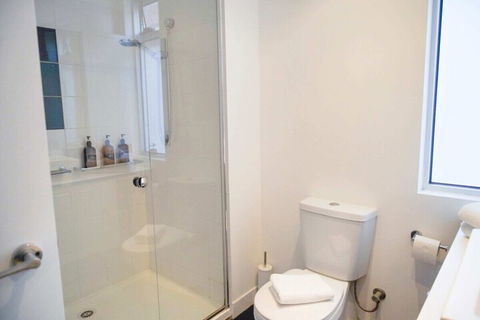 Trendy Modern 2BD Apartment Close To Beach & City - Accommodation Europe 5