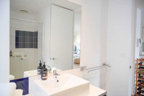 Trendy Modern 2BD Apartment Close To Beach & City - Accommodation Europe 7