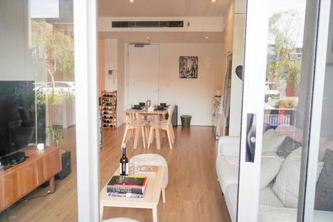 Trendy Modern 2BD Apartment Close To Beach & City - Accommodation Europe 1