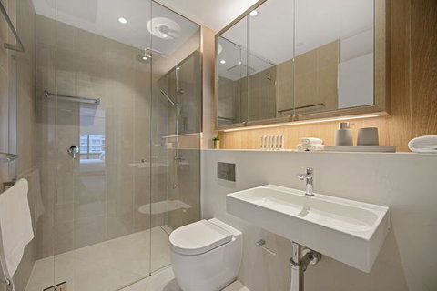 HomeHotel Ultra Luxury 2 Bedroom Next To Mall & Train - Events Australia 6