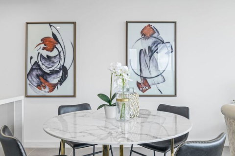 HomeHotel Ultra Luxury 2 Bedroom Next To Mall & Train - Events Australia 7