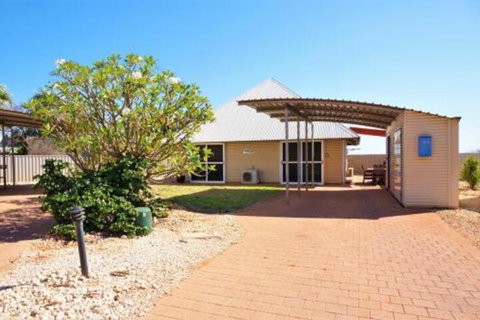 Osprey Holiday Village Unit 104 Luxurious 3 Bedroom Holiday Villa With A Pool In The Complex - Events Australia 0