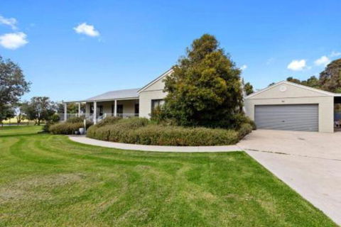 MERMAIDS On MARENGO Large Home With Wifi - Events Australia 3