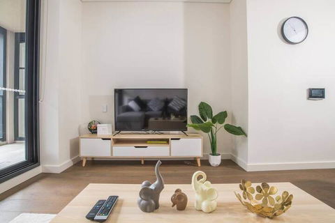 Bright & Modern! 2bed 2bath APT With Parking - Events Australia 3