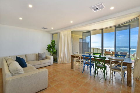 JoeAnne At Blue Bay Absolute Beachfront - Events Australia 6