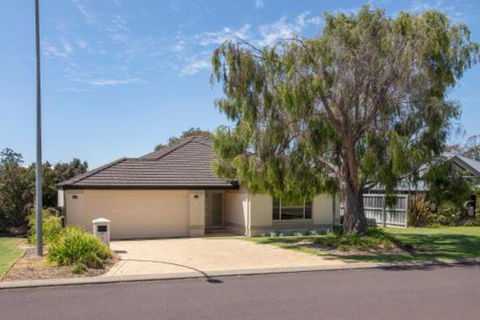 Macs Manor - Events Australia 0