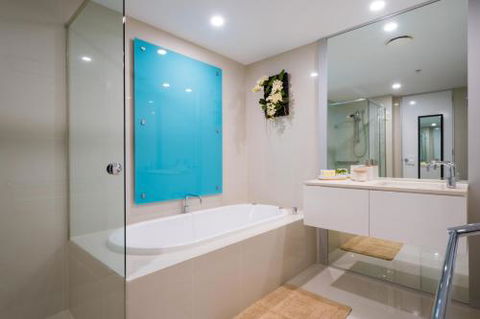 29 / F Private Apartment In Iconic Q Resort & Spa. Ocean & River Views - Events Australia 0