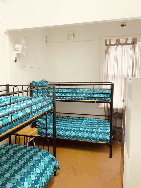 Bert's Backpackers - Tourism Bookings 2