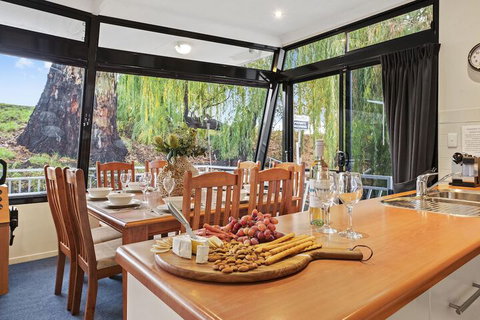 Boats And Bedzzz Houseboat Stays & Renmark River Villas - Events Australia 4