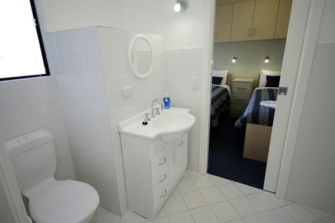 Boats And Bedzzz Houseboat Stays & Renmark River Villas - Events Australia 3