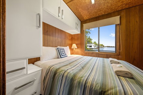 Boats And Bedzzz Houseboat Stays & Renmark River Villas - Events Australia 5