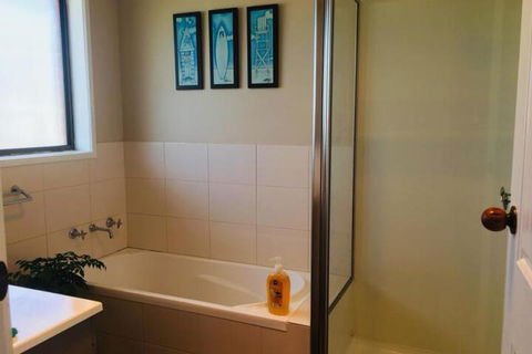 QUEEN BEDROOM FRIENDLY HOME PORTLAND - Events Australia 3