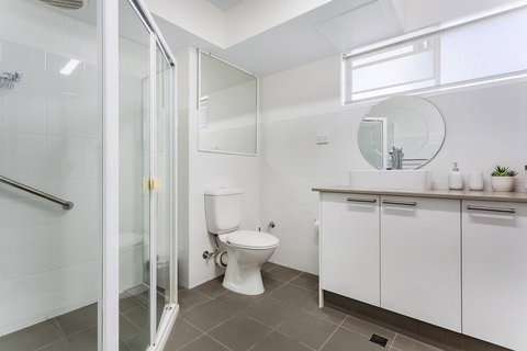 Laman Lodge Unit 2 15 Laman Street - Events Australia 3