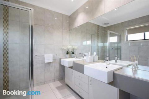 Cypress Townhouse 23 Suite - Events Australia 3