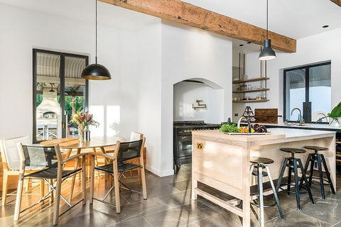 Your Luxury Escape - Fairway - Tourism Bookings 1