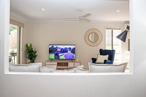 Luxury Home NoosavilleWIFINetflixLocationShops - Events Australia 2