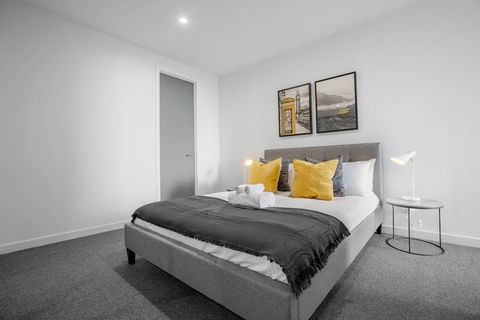 Designer 2 Bedroom Apartment In Parkville - Events Australia 6