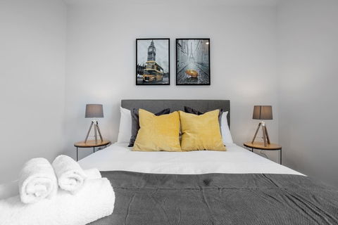 Designer 2 Bedroom Apartment In Parkville - Events Australia 4