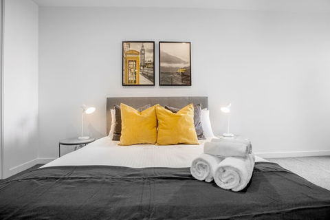 Designer 2 Bedroom Apartment In Parkville - Events Australia 1