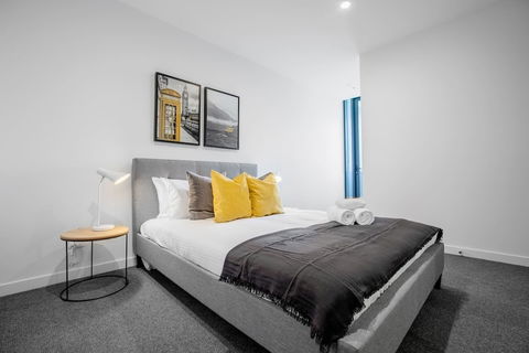 Designer 2 Bedroom Apartment In Parkville - Events Australia 5