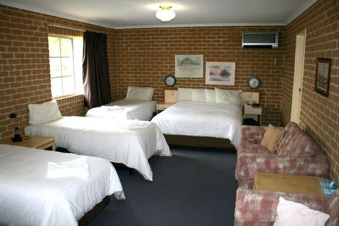Grand Manor Motor Inn - Queanbeyan - Tourism Bookings 5