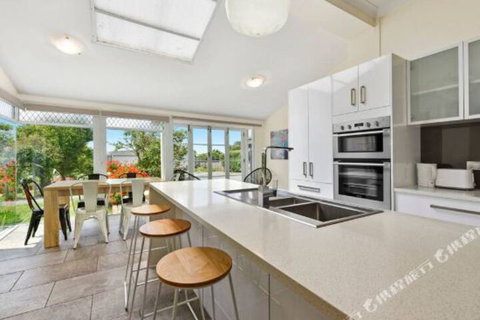 Rose Garden Spacious Family Home Near CBD - Events Australia 4