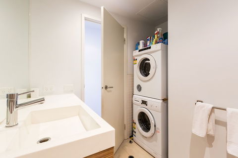 RIVER, 1BDR Melbourne Apartment - Events Australia 5