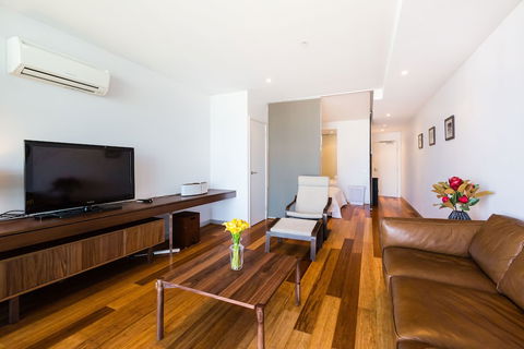 RIVER, 1BDR Melbourne Apartment - Events Australia 0