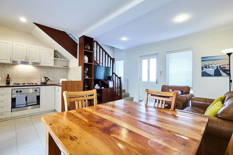 Fremantle Townhouse Unit 5 - Events Australia 4