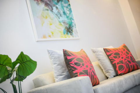 A Comfy & Central 2BR Apt Near Flinders Station - Events Australia 1