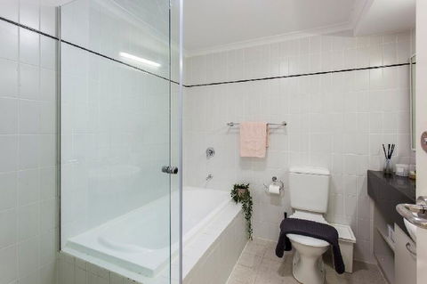 A Comfy 2BR Home Top Location FREE Parking - Events Australia 5