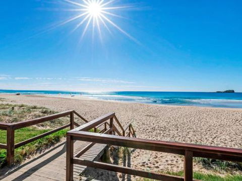 Breakers At Mudjimba Beach - Events Australia 2