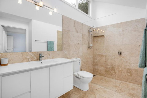 SeaSide Serenity: Tennis Court & Back Beach - Events Australia 6