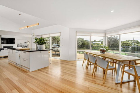 SeaSide Serenity: Tennis Court & Back Beach - Events Australia 3