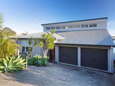 Absolute Waterfront Lakehouse Fishing Point Waterfront Pool Jetty - Tourism Bookings 3