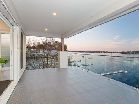 Absolute Waterfront Lakehouse Fishing Point Waterfront Pool Jetty - Tourism Bookings 4