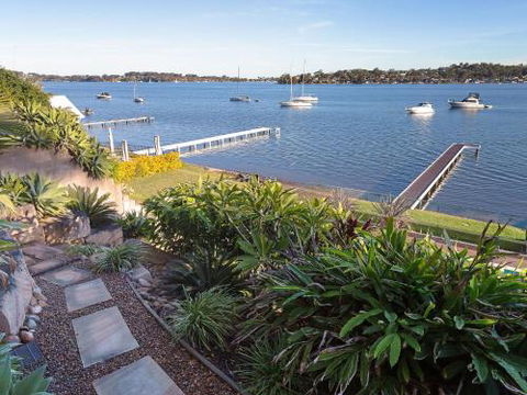 Absolute Waterfront Lakehouse Fishing Point Waterfront Pool Jetty - Tourism Bookings 6