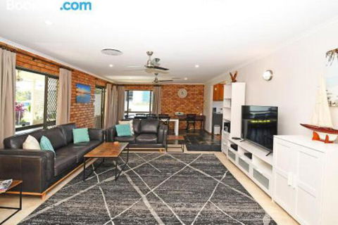 Urangan Harbour Bungalow - Events Australia 6