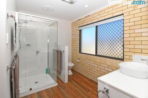 Urangan Harbour Bungalow - Events Australia 5