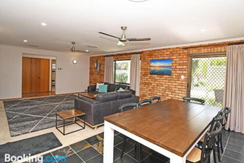 Urangan Harbour Bungalow - Events Australia 0