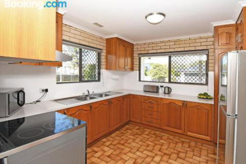 Urangan Harbour Bungalow - Events Australia 3