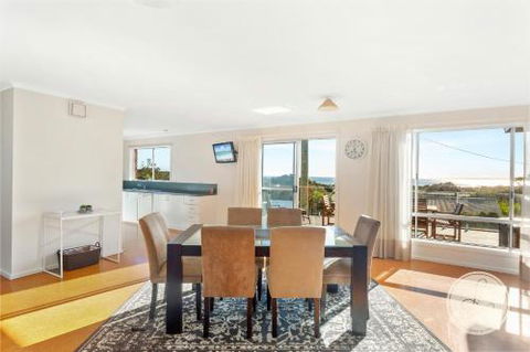 TASSIE SEASIDE SERENITY LAbode Accommodation - Events Australia 4