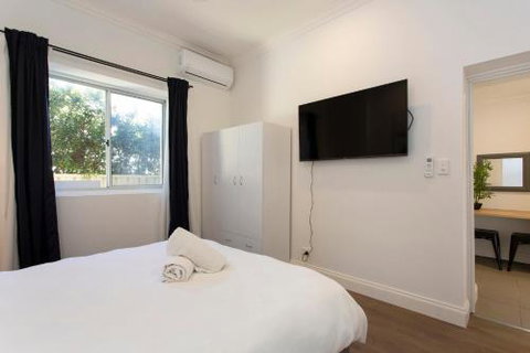 Dingo At White Gum Lodge - Events Australia 6